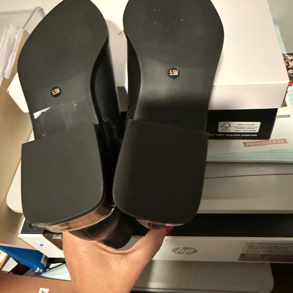 Sleek Black Leather Ankle Boots with Pointed Toe and Side Zipper - Picture 8 of 11